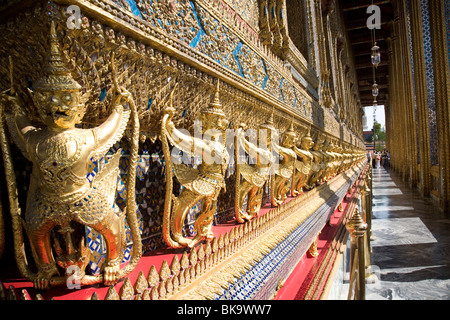 Reihe von mythischen Garudas am Wat Phra Kaew Stockfoto