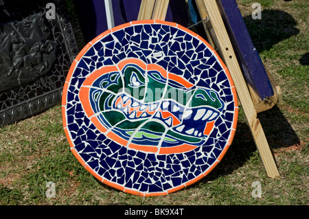 Kanapaha Spring Garden Festival Gainesville Florida Gator Symbol Kunst Kunstwerk Mosaik Glas Stücke Maskottchen Stockfoto