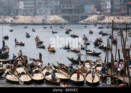 Boote am Buriganaga Fluss in Sadarghat Gegend von Dhaka, Bangladesh. Stockfoto