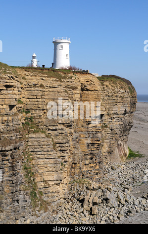 Leuchttürme auf Kalkstein Klippen Nash Point Glamorgan Heritage Coast Wales Cymru UK GB Stockfoto