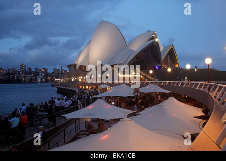 Circular Quay und Opera Bar gegenüber dem berühmten Opernhaus in Sydney, New South Wales, Australien Stockfoto