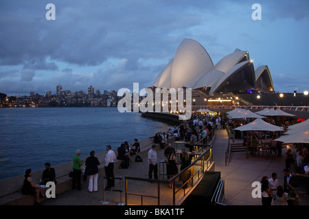 Circular Quay und Opera Bar gegenüber dem berühmten Opernhaus in Sydney, New South Wales, Australien Stockfoto