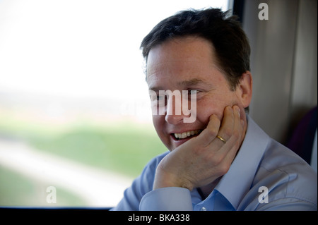 LIB Dem Anführer Nick Clegg mit dem Zug reisen. Stockfoto