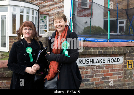 Anführer der grünen Partei, MdEP und zukünftigen MP für Brighton Pavilion Caroline Lucas Wahlkampf vor der Wahl 2010 UK. Stockfoto