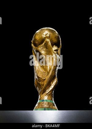 Fußball-WM-Trophäe im Rampenlicht Stockfoto