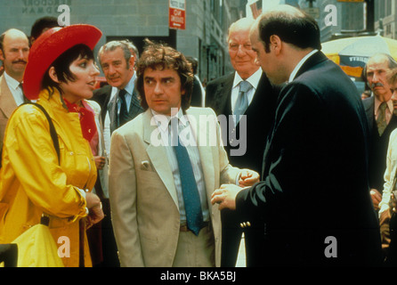 ARTHUR (1981) LIZA MINNELLI, DUDLEY MOORE, JOHN GIELGUD KUNST 067 Stockfoto