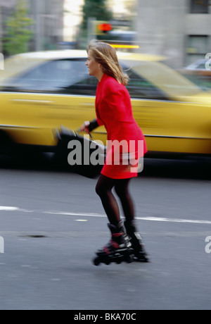 Geschäftsfrau Roller Blading zur Arbeit, NYC, USA Stockfoto