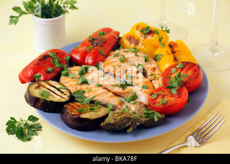 Gegrillter Lachs mit Gemüse. Rezept zur Verfügung. Stockfoto