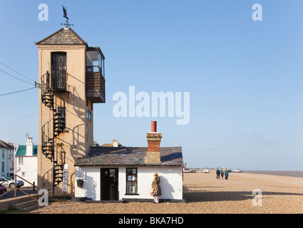 Süden blicken Sie Turm am Strand von Aldeburgh, Suffolk, UK Stockfoto