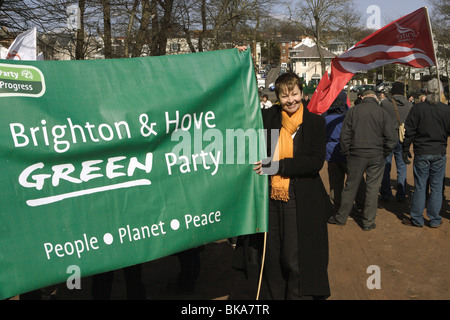 Caroline Lucas prospektive MP, Leiter fo die grüne Partei und Abgeordneter Werbetätigkeit in Brighton vor den Parlamentswahlen 2010. Stockfoto