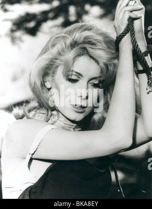 BELLE DE JOUR (1967) CATHERINE DENEUVE BDEJ 003P Stockfoto