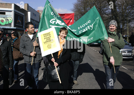 Caroline Lucas prospektive MP, Leiter fo die grüne Partei und Abgeordneter Werbetätigkeit in Brighton vor den Parlamentswahlen 2010. Stockfoto