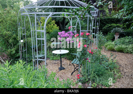 Sitzecke im Garten Pavillon. Design: Marianne und Detlef lüdke Stockfoto