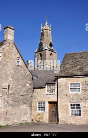 Marktplatz mit Holy Trinity Church, Minchinhampton, Gloucestershire, England, Vereinigtes Königreich Stockfoto