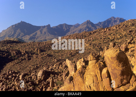 Grapevine Hills, Chisos Mountains in Ferne, bei Sonnenaufgang, in Big Bend Nationalpark, Texas, USA Stockfoto