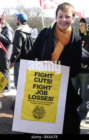 Caroline Lucas prospektive MP, Leiter fo die grüne Partei und Abgeordneter Werbetätigkeit in Brighton vor den Parlamentswahlen 2010. Stockfoto