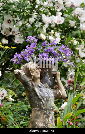 Glockenblume (Campanula) mit weiblichen Figur. Design: Jutta wahren Stockfoto