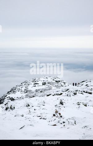 Drei Wanderer auf dem Appalachian Trail in der Nähe von Mount Lafayette während der Wintermonate in den White Mountains, New Hampshire, USA Stockfoto