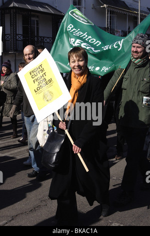 Caroline Lucas prospektive MP, Leiter fo die grüne Partei und Abgeordneter Werbetätigkeit in Brighton vor den Parlamentswahlen 2010. Stockfoto