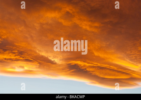 Chinnok Bogen bei Sonnenuntergang über Cochrane, Alberta, Kanada Stockfoto