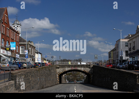 Die Hauptstraße in Banbridge mit der Downshire Brücke lokal bekannt als der Schnitt Banbridge Stadt Stockfoto