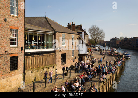 Menschen durch den Fluss Ouse bei Kings königlichen York Yorkshire UK Stockfoto