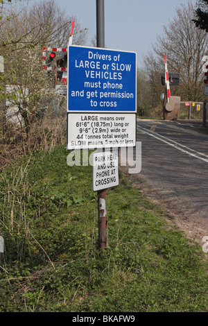 Warnzeichen bei einem unbemannten Bahnübergang UK Stockfoto