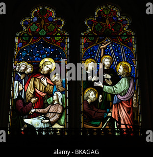 Pfarrei Kirche von St. Peter Walton auf die Hügel Surrey England Glasfenster Stockfoto