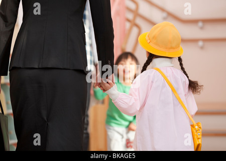 Arbeitende Frau fallen Tochter off-Day-Care Center Stockfoto