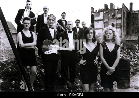 VERPFLICHTUNGEN (1991) FELIM GORMLEY, JOHNNY MURPHY, KENNETH MCCLUSKEY, MICHAEL AHERNE, DAVE FINNEGAN, BRONAGH GALLAGHER, GLEN Stockfoto