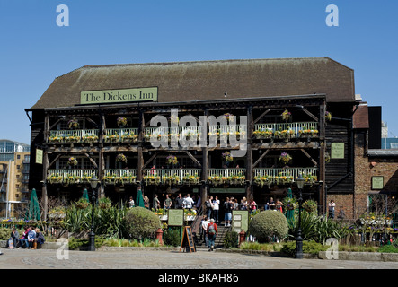 Die Dickens Inn Pub St Katherines Dock in London. Foto von Gordon Scammell Stockfoto