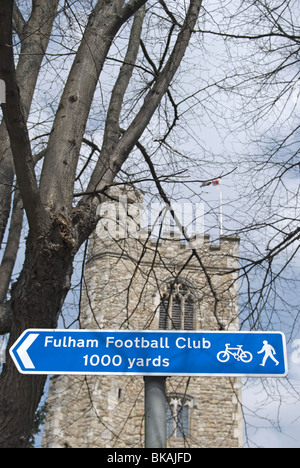 Wander- und Radwege zu unterzeichnen, für Fulham Football Club in Bischöfe Park, Fulham, London, England, mit allen Heiligen der Kirche im Hintergrund Stockfoto