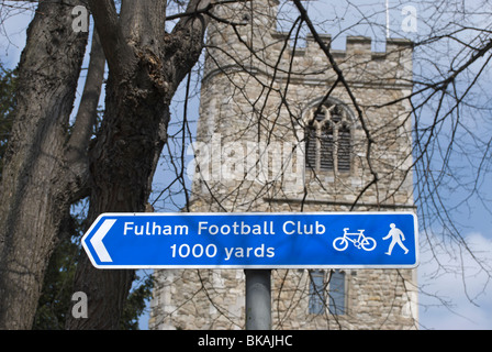 Wander- und Radwege zu unterzeichnen, für Fulham Football Club in Bischöfe Park, Fulham, London, England, mit allen Heiligen der Kirche im Hintergrund Stockfoto