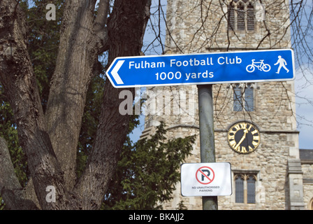 Wander- und Radwege zu unterzeichnen, für Fulham Football Club in Bischöfe Park, Fulham, London, England, mit allen Heiligen der Kirche im Hintergrund Stockfoto