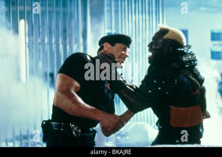 DEMOLITION MAN (1993) SYLVESTER STALLONE, WESLEY SNIPES DMM 061 Stockfoto