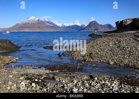 Isle Of Skye - Blick vom Elgol auf Schnee begrenzt Cuillin Berge über Loch Scavaig an einem schönen Frühlingstag Stockfoto