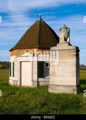 Lutyens Fairhaven Kiosk und Stein Pier Denkmal mit einer Geschichte von Runnymede darauf eingeschrieben. Runnymede, Surrey. VEREINIGTES KÖNIGREICH. Stockfoto