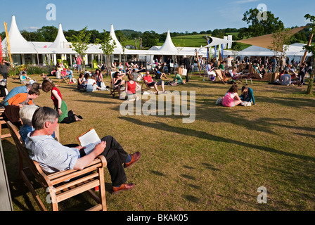 Ein schöner Nachmittag beim Hay Festival of Literature and the Arts 2009, Hay-on-Wye, Powys, Großbritannien Stockfoto
