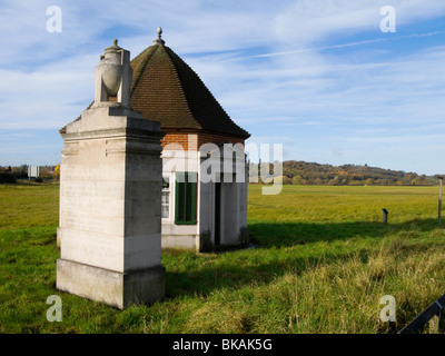 Lutyens Fairhaven Kiosk und Stein Pier Denkmal mit einer Geschichte von Runnymede darauf eingeschrieben. Runnymede, Surrey. VEREINIGTES KÖNIGREICH. Stockfoto