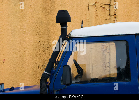 Ein Land Rover Defender mit einem Luft-Schnorchel ausgestattet. Stockfoto
