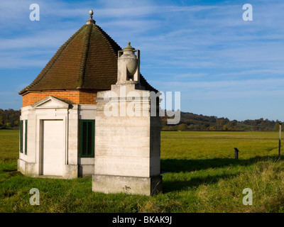 Lutyens Fairhaven Kiosk und Stein Pier Denkmal mit einer Geschichte von Runnymede darauf eingeschrieben. Runnymede, Surrey. VEREINIGTES KÖNIGREICH. Stockfoto