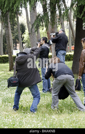 Fotografen in Aktion bei einem Foto nennen, in einem Park in Rom, Italien Stockfoto