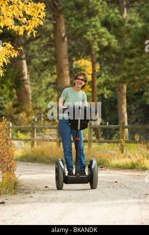 Leute jeden Alters genießen Sie die Freiheit und Kontrolle des Reitens Segways in Estes Park, Colorado. Stockfoto
