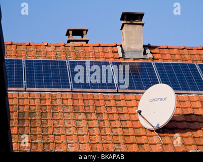 Französische Solarpanel / Platten und Sat / TV Schüssel auf dem Dach eines Bauernhaus in Alpine / Alpenregion Savoyen, Frankreich. Stockfoto