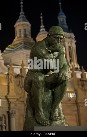 Der Denker Le lange von Auguste Rodin und Basilika Pilar, Zaragoza Spanien. Stockfoto