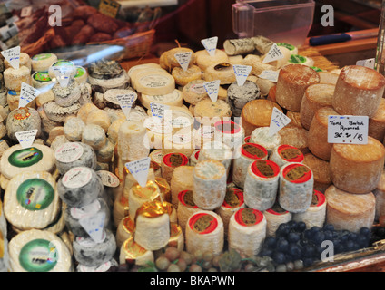 Fromagerie-Shop mit französischem Käse in paris Stockfoto