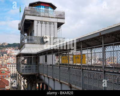 Elevador de Santa Justa (1900-1902), vertikalen Lift oder Aufzug am Ende der Rua Santa Justa, Lissabon Portugal Stockfoto