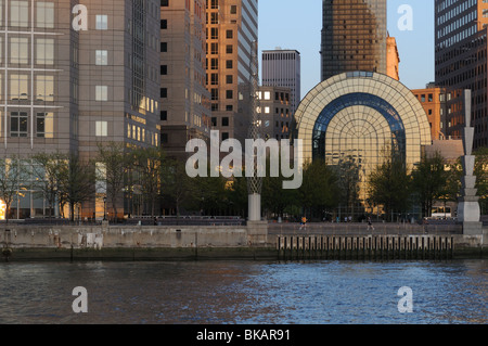 Der Wintergarten des World Financial Centers in Battery Park City ist umgeben von Büro- und Wohnhäusern. Stockfoto