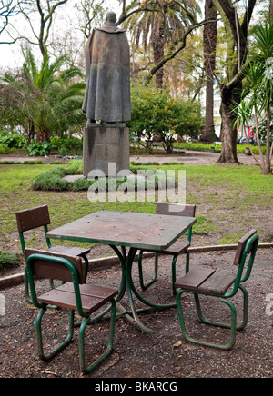 Picknick-Tisch in Largo de Santos, einem schattigen Park in Lissabon, Portugal.  Die Tabelle kann von den Einheimischen für Kartenspiele verwendet werden. Stockfoto