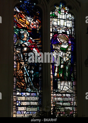 Pfarrei Kirche von St. Peter Walton auf dem Hügel Surrey England Glasfenster des Heiligen Georg Stockfoto